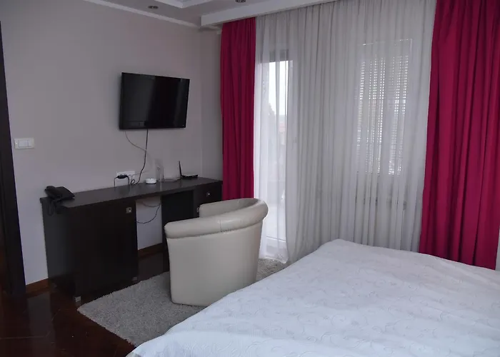 Park Nocleg ze śniadaniem Sremcica